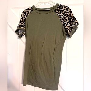 Short sleeved leopard top